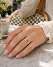 Trío de Anillos con Cristales Serena combinado en la mano de una modelo