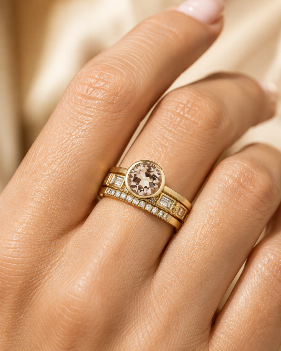 Detalle del Trío de Anillos con Cristales Serena lucido en la mano