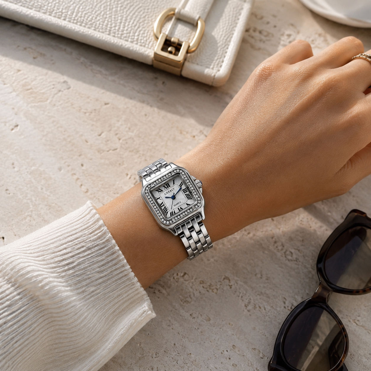 Reloj Cuadrado Elara plateado con circonitas en una fotografía lifestyle