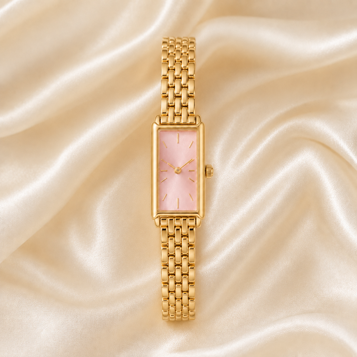 Reloj Rectangular Liora dorado con esfera rosa sobre satén claro
