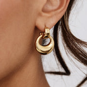 Detalle del Pendiente Gota Escultural Nerea dorado en la oreja
