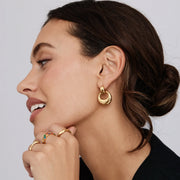 Mujer llevando los Pendientes Gota Escultural Nerea dorados