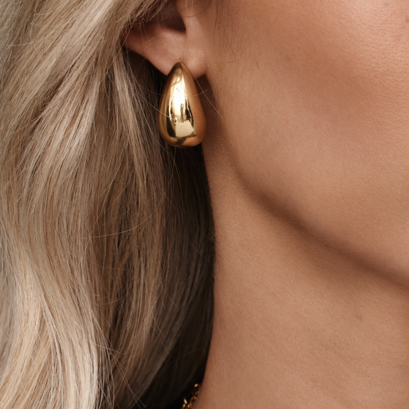 Detalle del Pendiente Gota Volumen Isadora dorado en la oreja