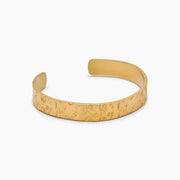 Pulsera Textura Orgánica Leandra dorada sobre fondo blanco