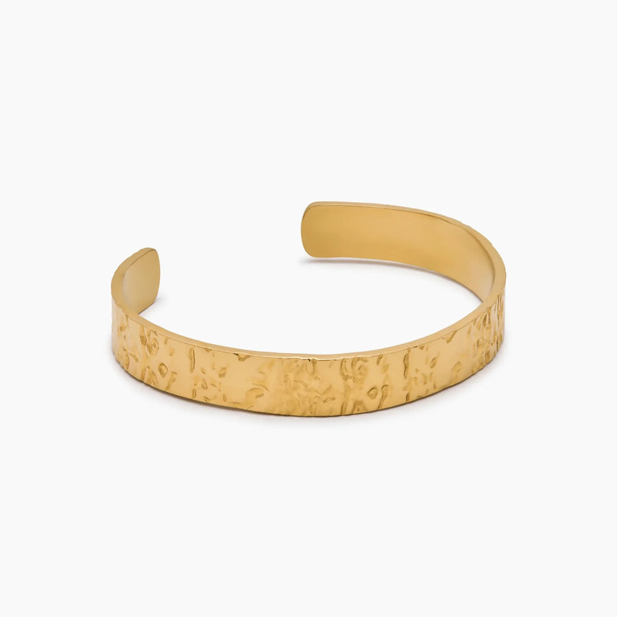 Pulsera Textura Orgánica Leandra dorada sobre fondo blanco