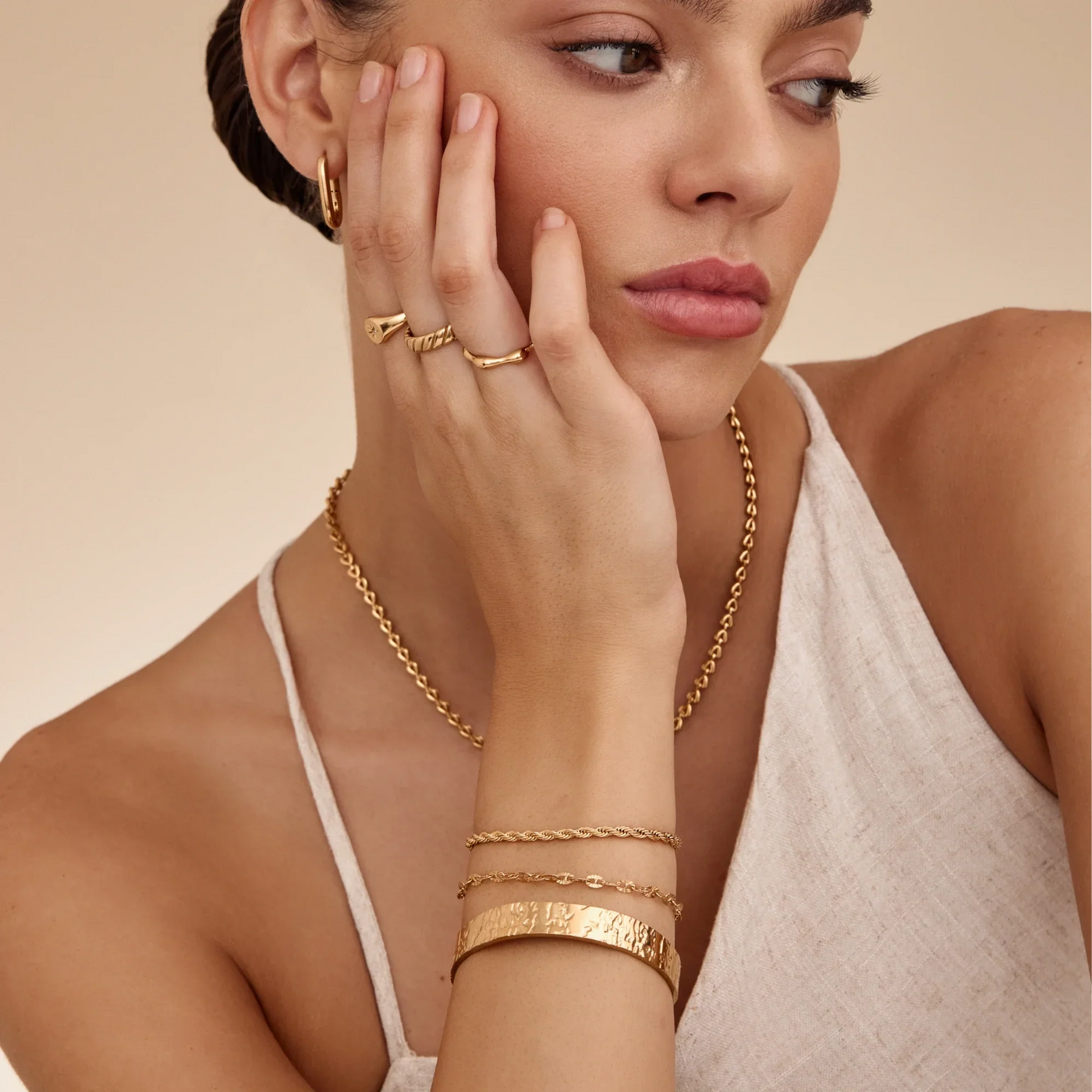 Mujer llevando la Pulsera Textura Orgánica Leandra dorada