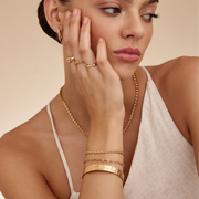 Mujer llevando la Pulsera Textura Orgánica Leandra dorada
