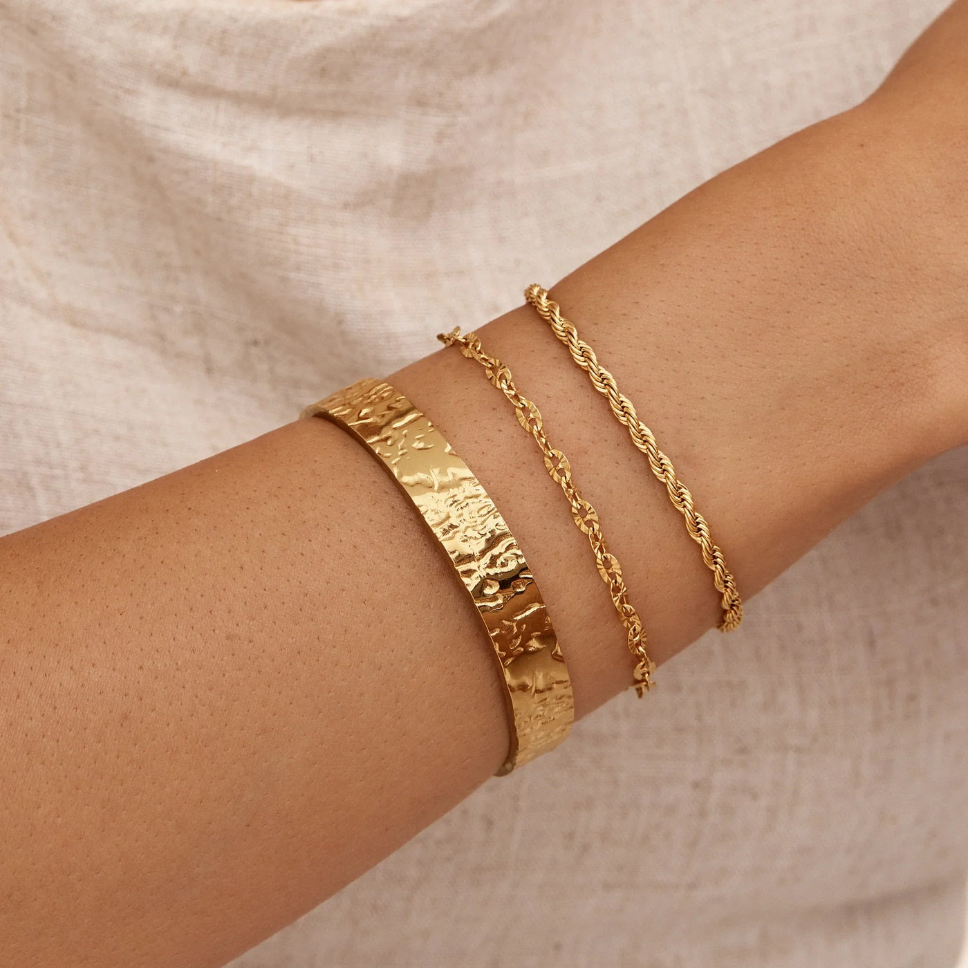Mujer combinando la Pulsera Textura Orgánica Leandra con otras pulseras