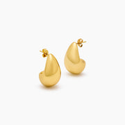 Pendientes Gota Volumen Isadora dorados sobre fondo blanco
