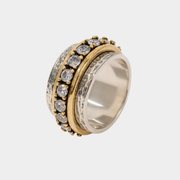Anillo Vintage Isadora bicolor con circonitas sobre fondo blanco