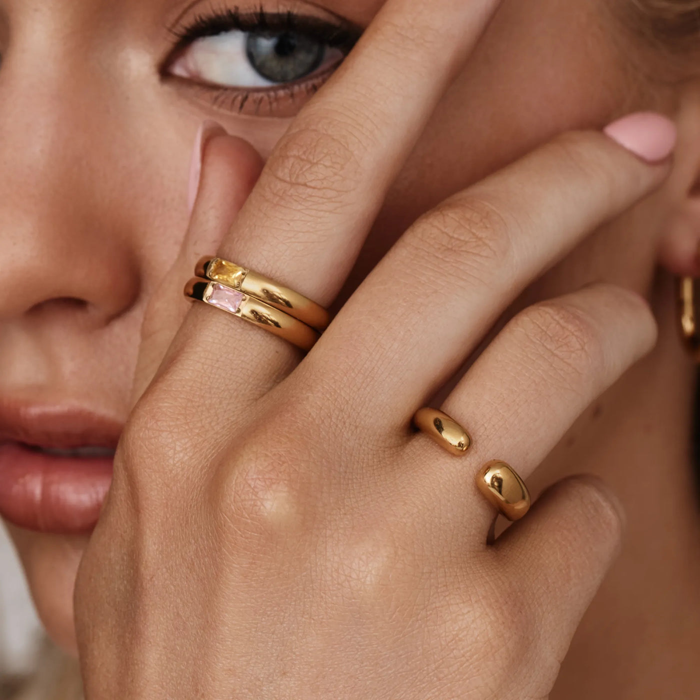 Detalle del Anillo Abierto Zaira combinado con otros anillos dorados