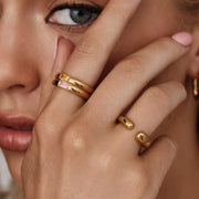 Detalle del Anillo Abierto Zaira combinado con otros anillos dorados
