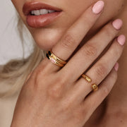 Modelo luciendo el Anillo Abierto Zaira dorado junto a los labios