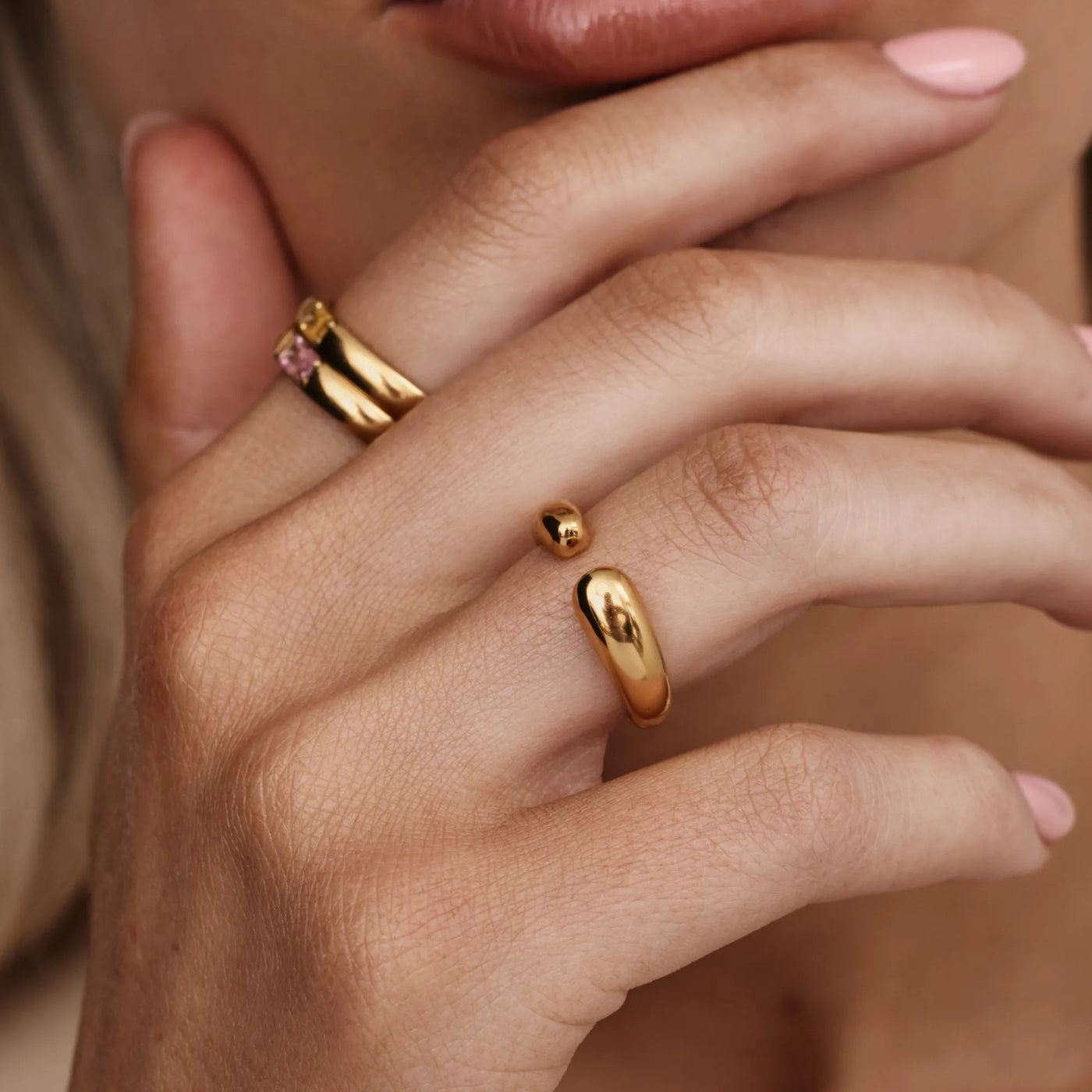 Primer plano del Anillo Abierto Zaira lucido en la mano