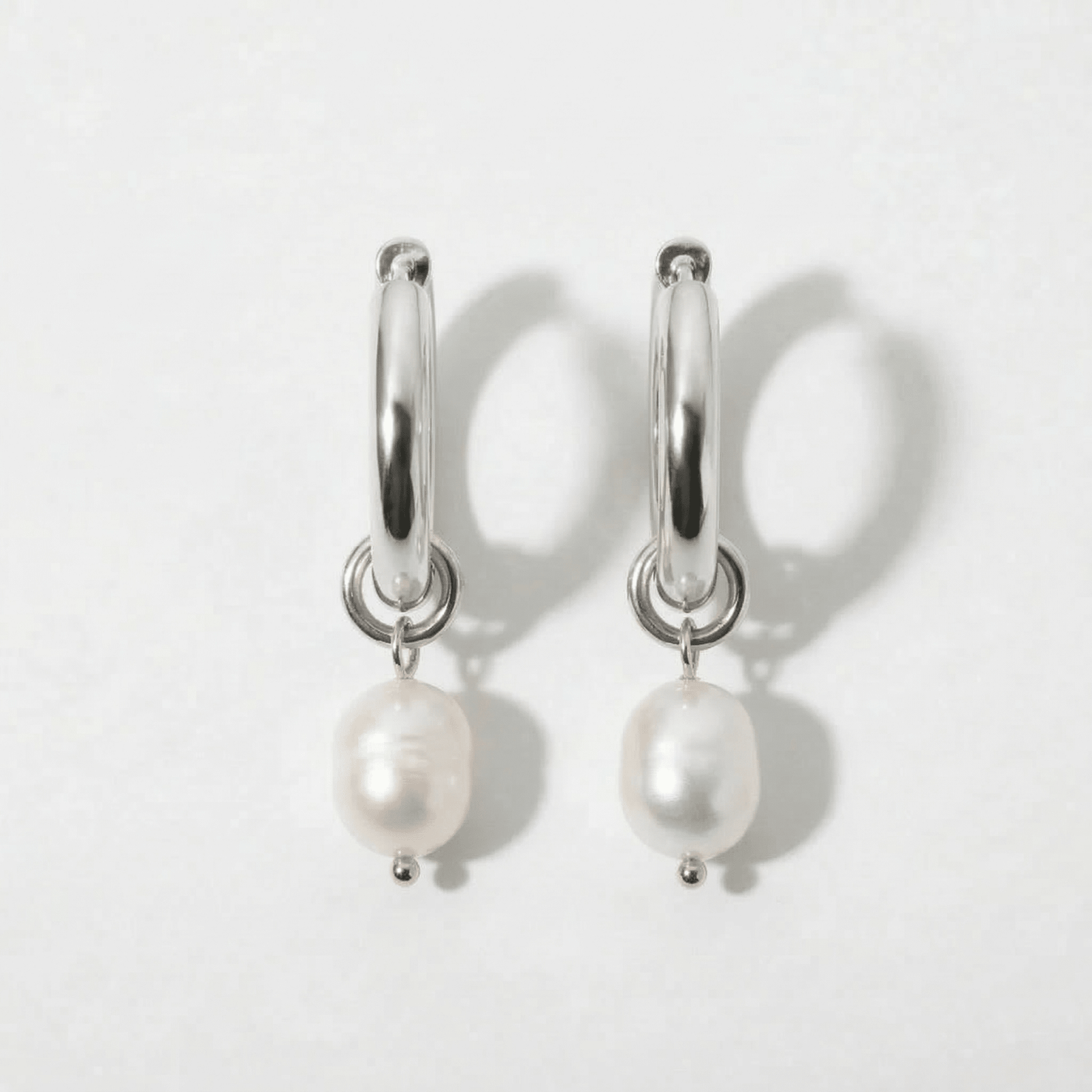 Aros Bella Perla plateados con perla de agua dulce
