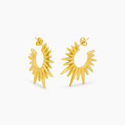 Pendientes Sol Radiante Alba dorados sobre fondo blanco