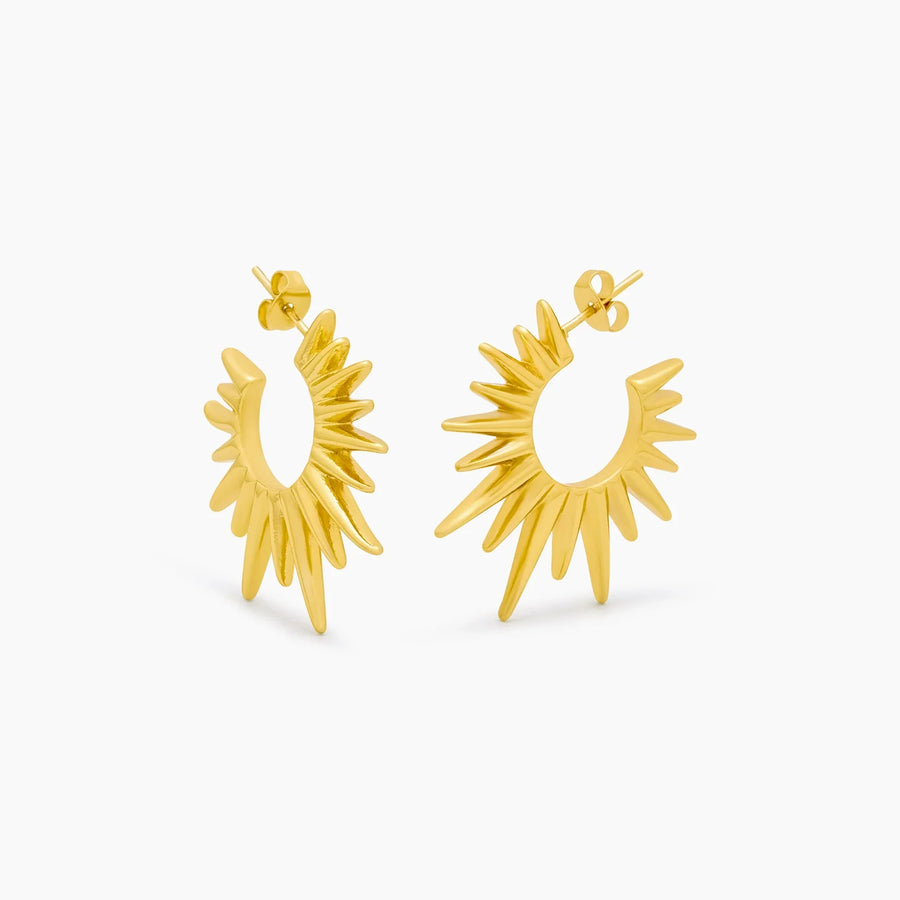 Pendientes Sol Radiante Alba dorados sobre fondo blanco