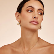Retrato de mujer llevando los Pendientes Sol Radiante Alba dorados