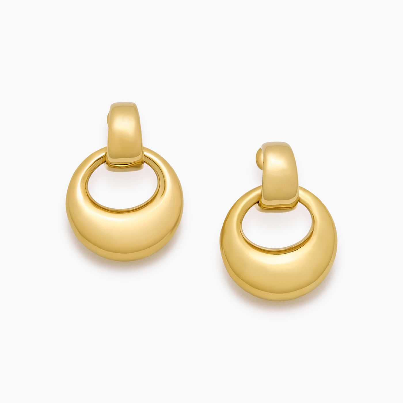 Pendientes Gota Escultural Nerea dorados sobre fondo blanco