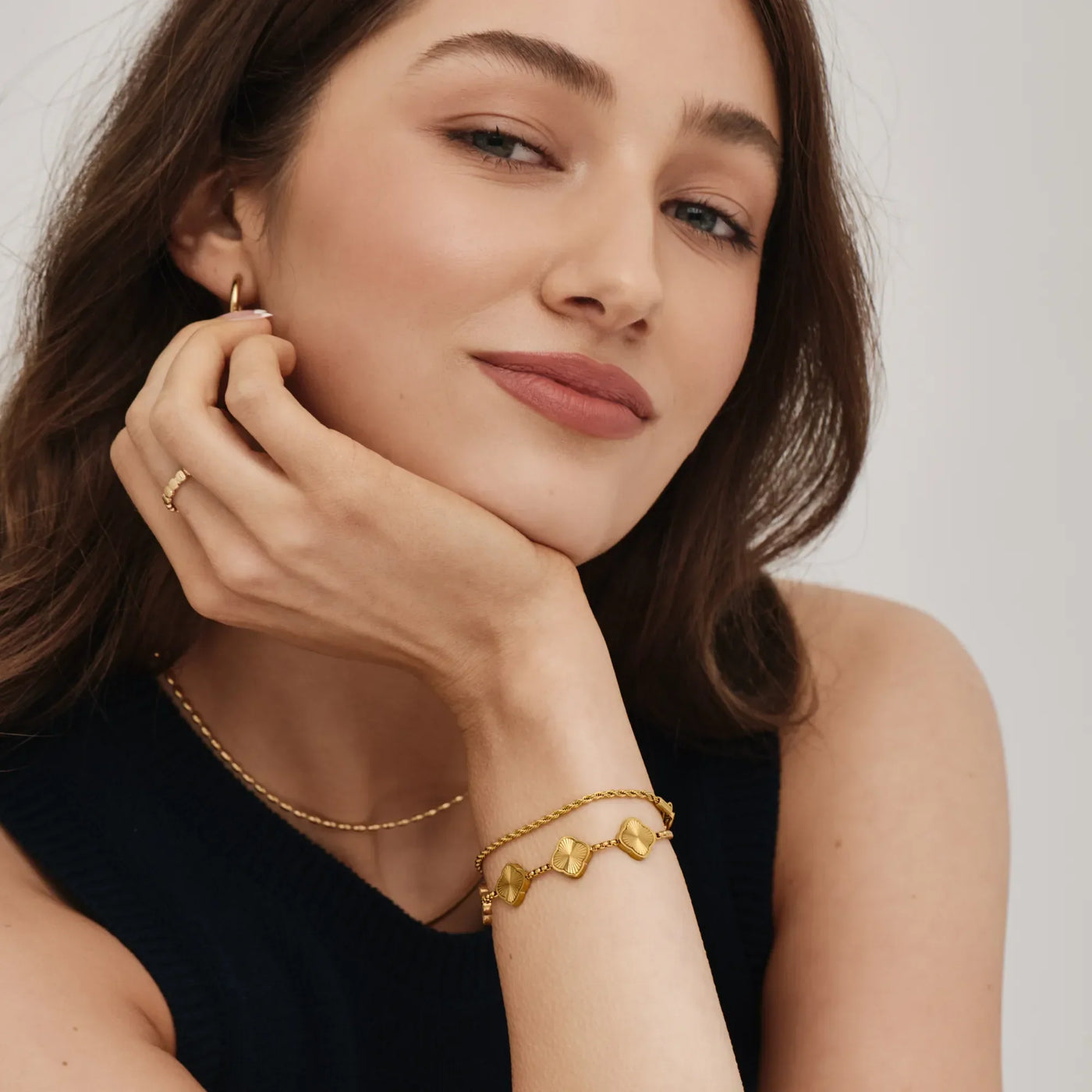 Retrato de mujer llevando la Pulsera Tréboles Solares Avelina dorada