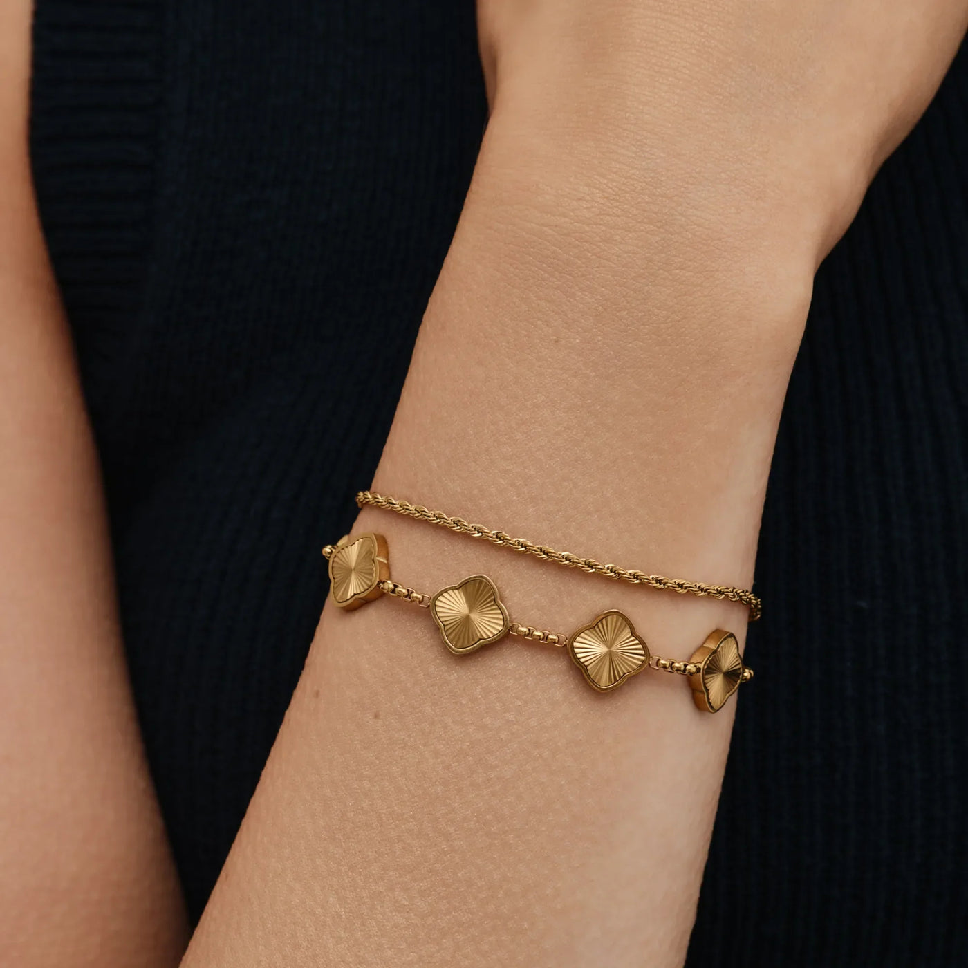 Detalle de la Pulsera Tréboles Solares Avelina dorada en la muñeca