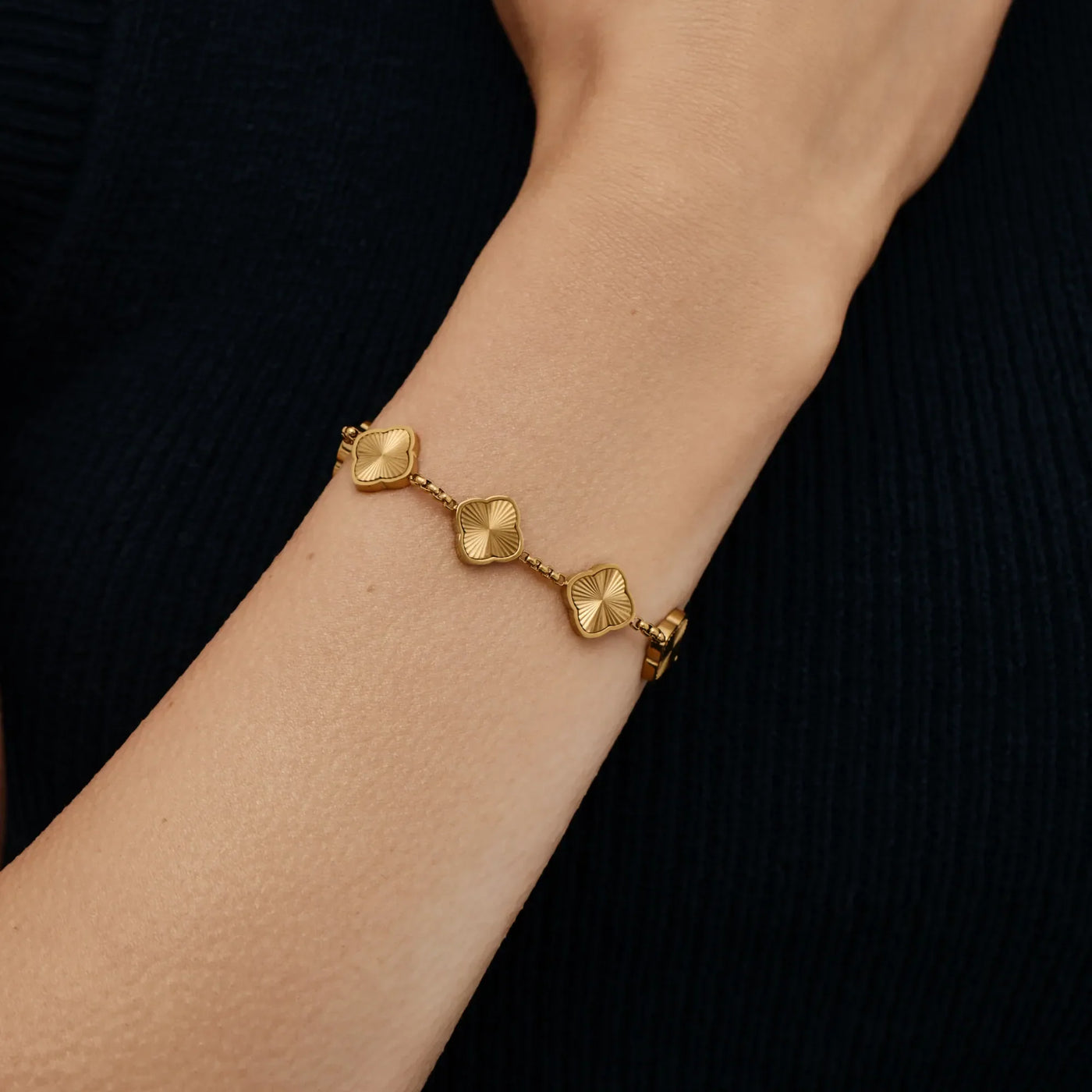 Mujer llevando la Pulsera Tréboles Solares Avelina con conjunto negro
