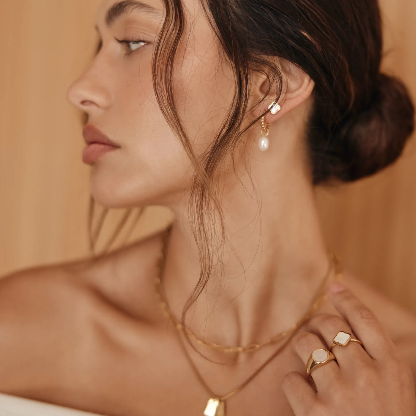Anillo Trébol Alba dorado en una fotografía lifestyle de perfil