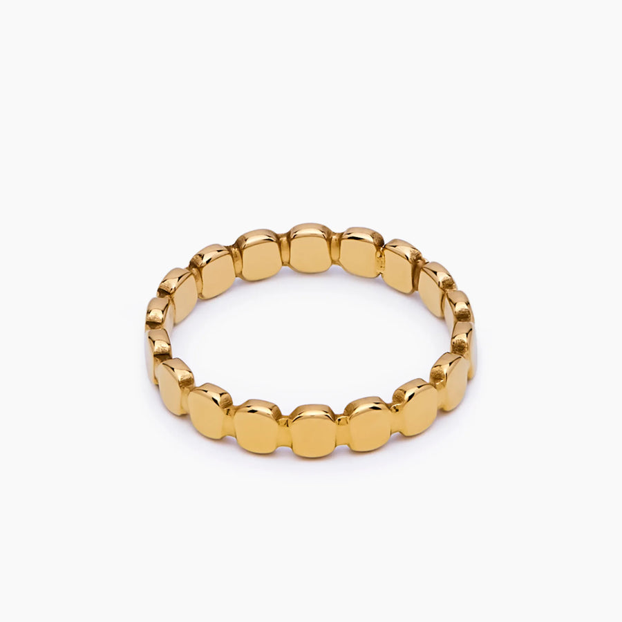 Anillo Esferas Doradas Amira sobre fondo blanco con un reflejo suave