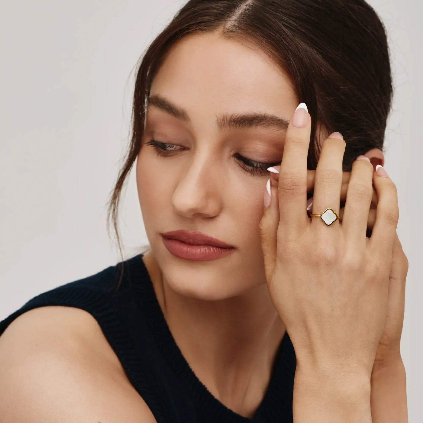 Anillo Trébol Alba de efecto nacarado lucido en la mano
