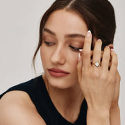Anillo Trébol Alba de efecto nacarado lucido en la mano