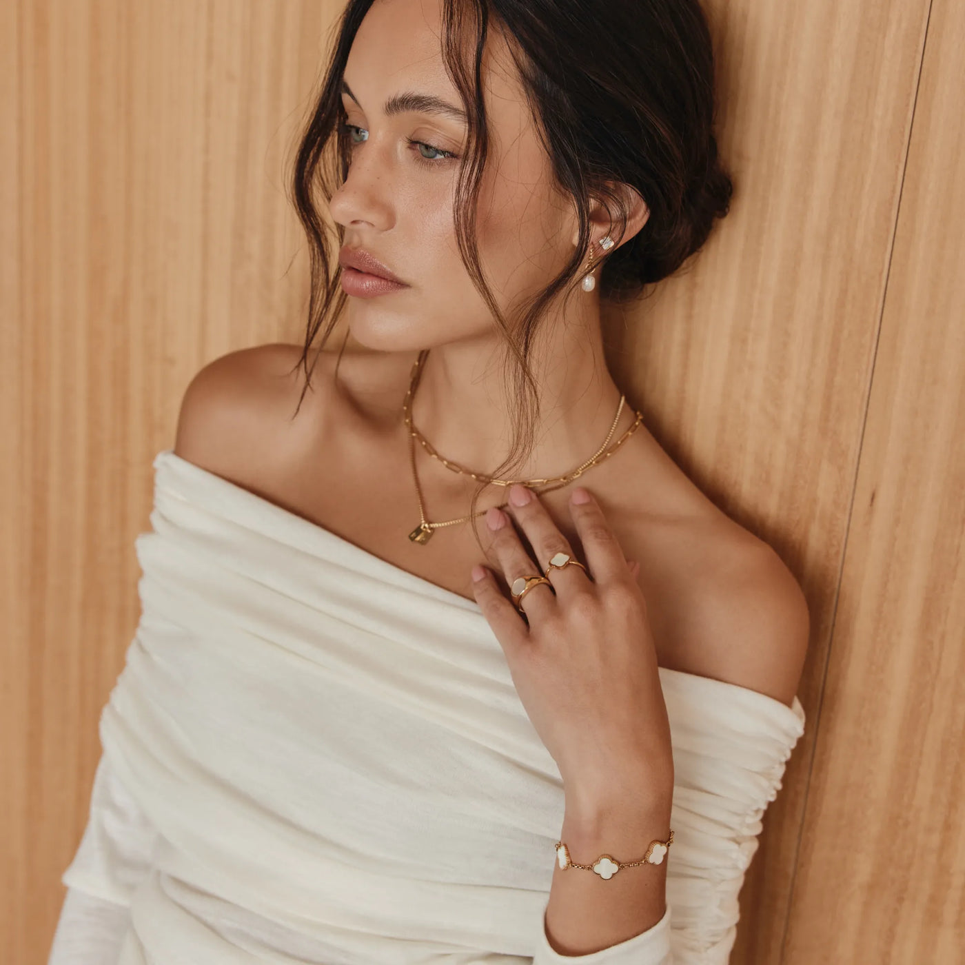 Mujer llevando la Pulsera Tréboles Nácar Alondra dorada