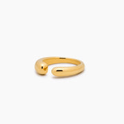 Anillo Abierto Zaira dorado sobre fondo blanco con un reflejo suave
