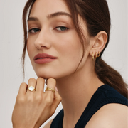 Modelo combinando el Anillo Trébol Alba con otras joyas doradas