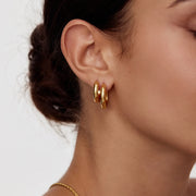 Detalle de los Pendientes Aro Volumen Siena dorados en la oreja
