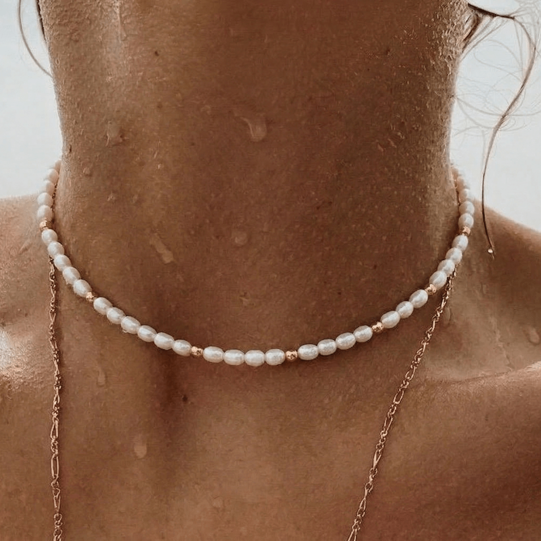 Detalle del Collar Perlas Doradas Maelia en el escote