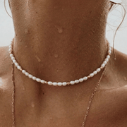 Detalle del Collar Perlas Doradas Maelia en el escote
