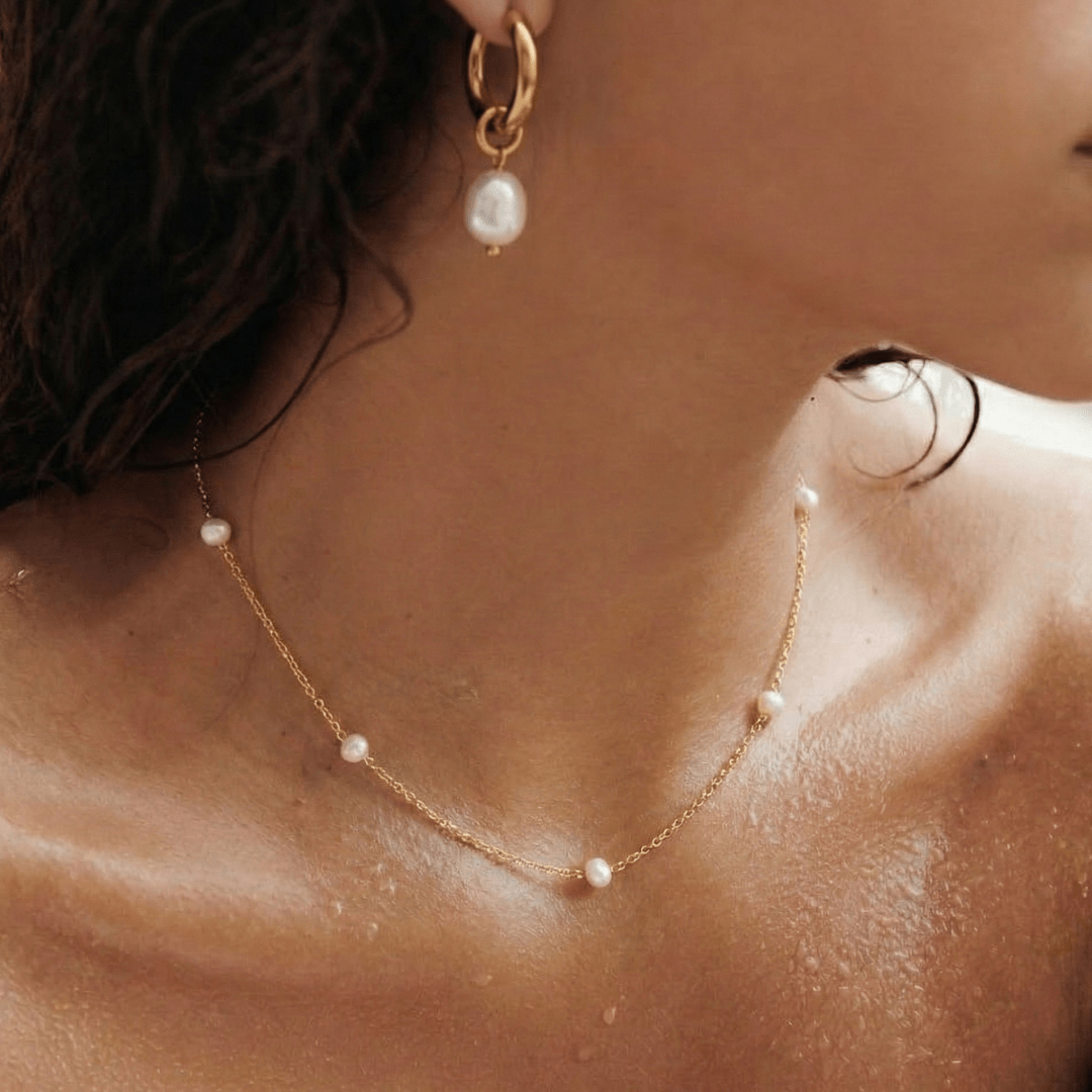 Detalle de los Aros Bella Perla dorados puestos
