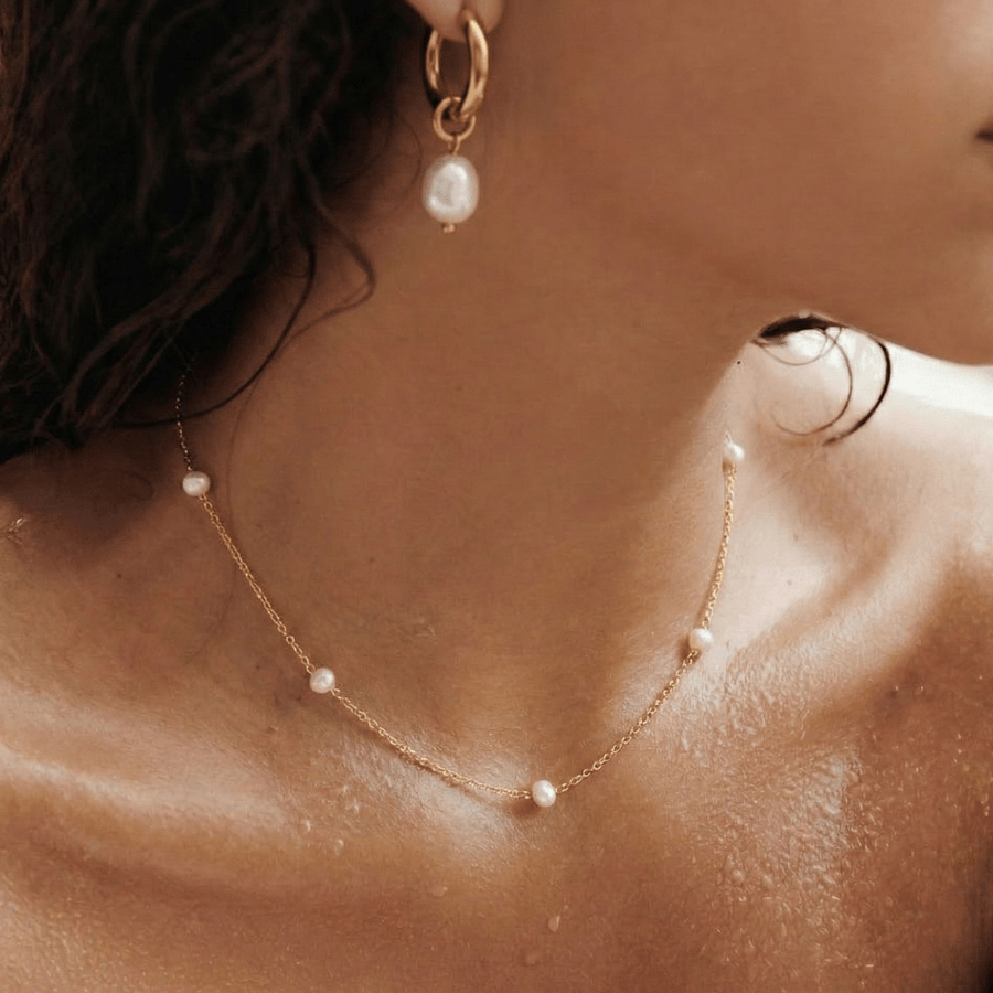 Detalle de los Aros Bella Perla dorados puestos