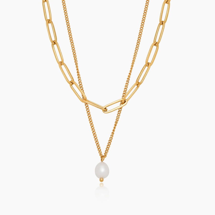 Collar Doble Cadena Perla Narela dorado sobre fondo blanco