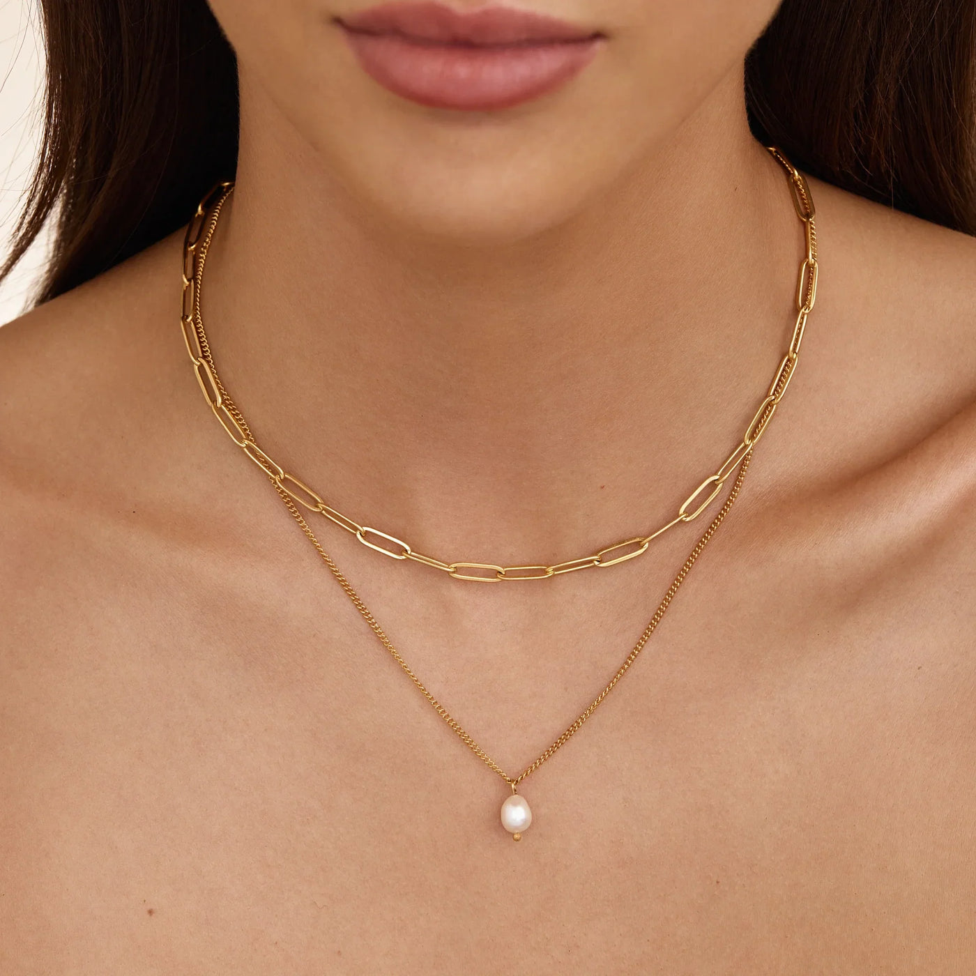 Detalle del Collar Doble Cadena Perla Narela en el escote