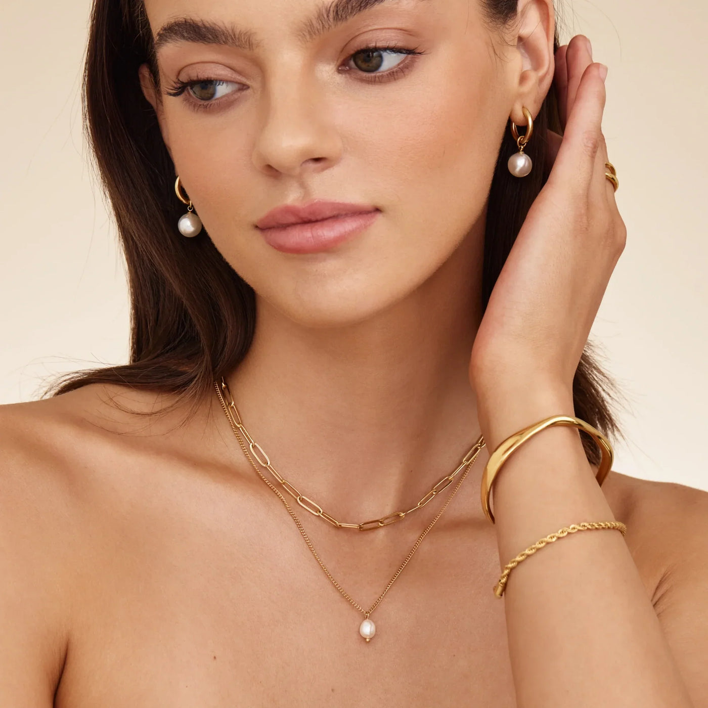 Mujer llevando el Collar Doble Cadena Perla Narela dorado