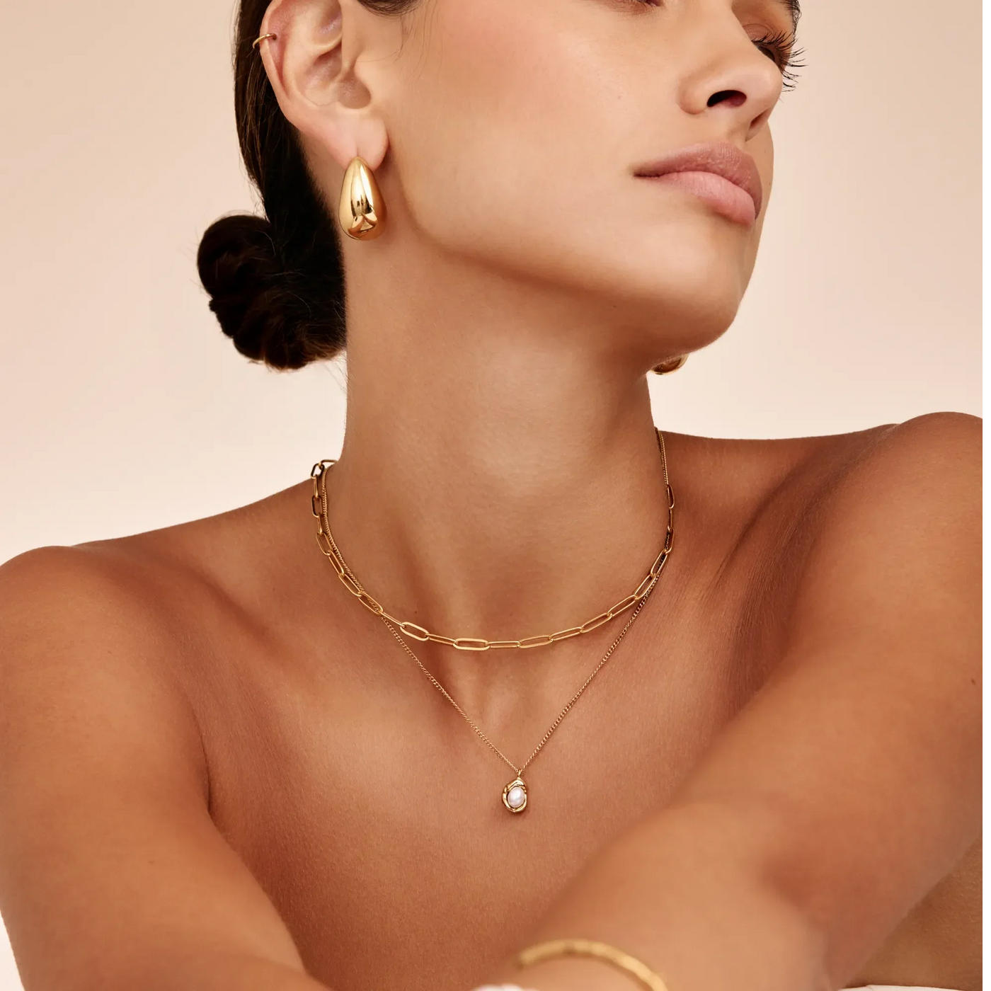 Retrato de mujer llevando el Collar Perla Orgánica Luciana