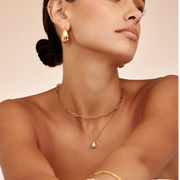 Retrato de mujer llevando el Collar Perla Orgánica Luciana