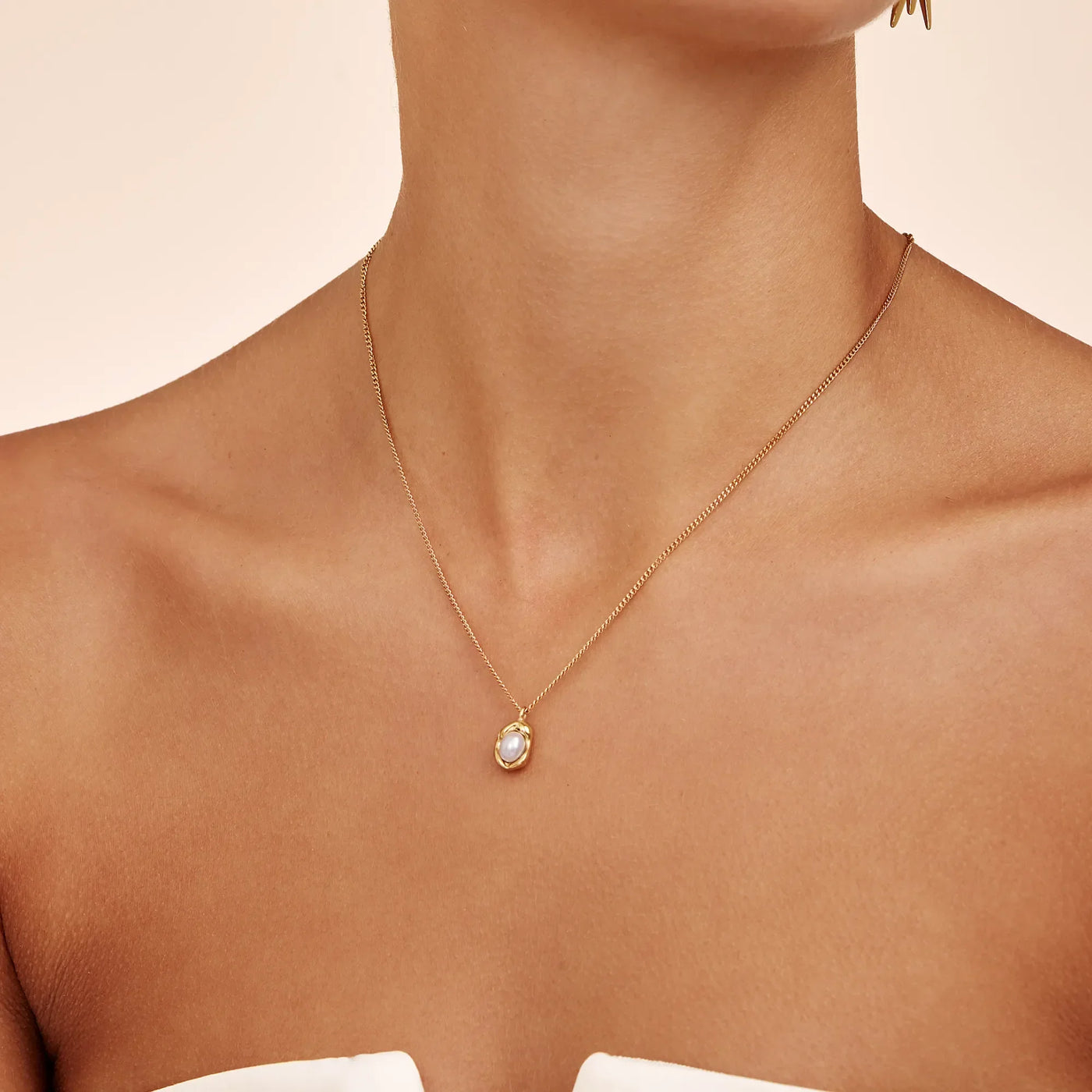 Mujer llevando el Collar Perla Orgánica Luciana con perla blanca