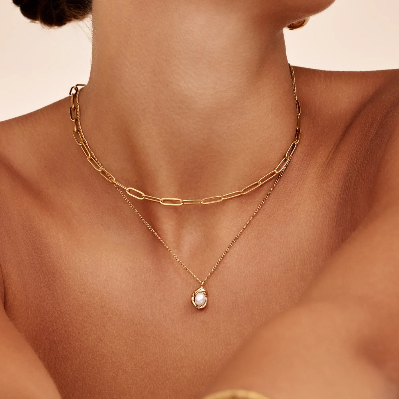 Detalle del Collar Perla Orgánica Luciana dorado en el escote