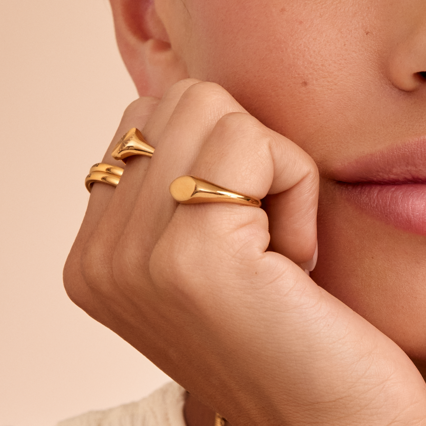Modelo luciendo el Anillo Sello Alma dorado junto a otras joyas