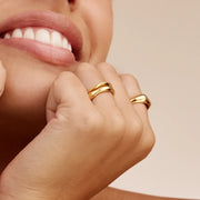 Modelo luciendo el Dúo de Anillos Ondulados Naia junto a los labios