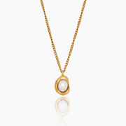 Collar Perla Orgánica Luciana dorado con perla blanca sobre fondo claro
