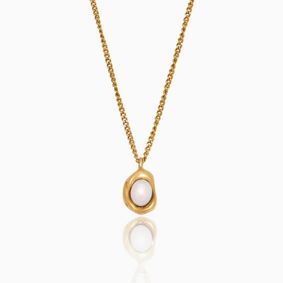 Collar Perla Orgánica Luciana dorado con perla blanca sobre fondo claro