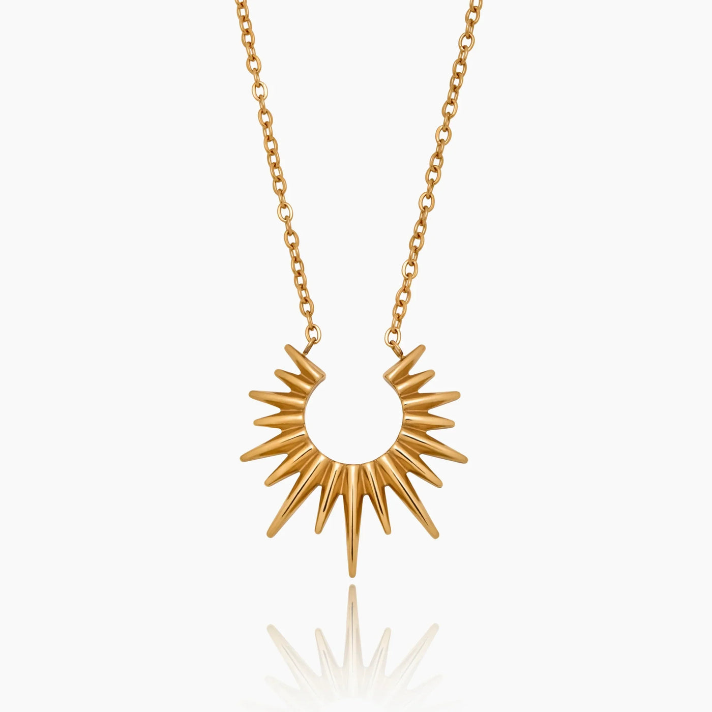 Collar Sol Radiante Calista dorado con colgante solar sobre fondo blanco